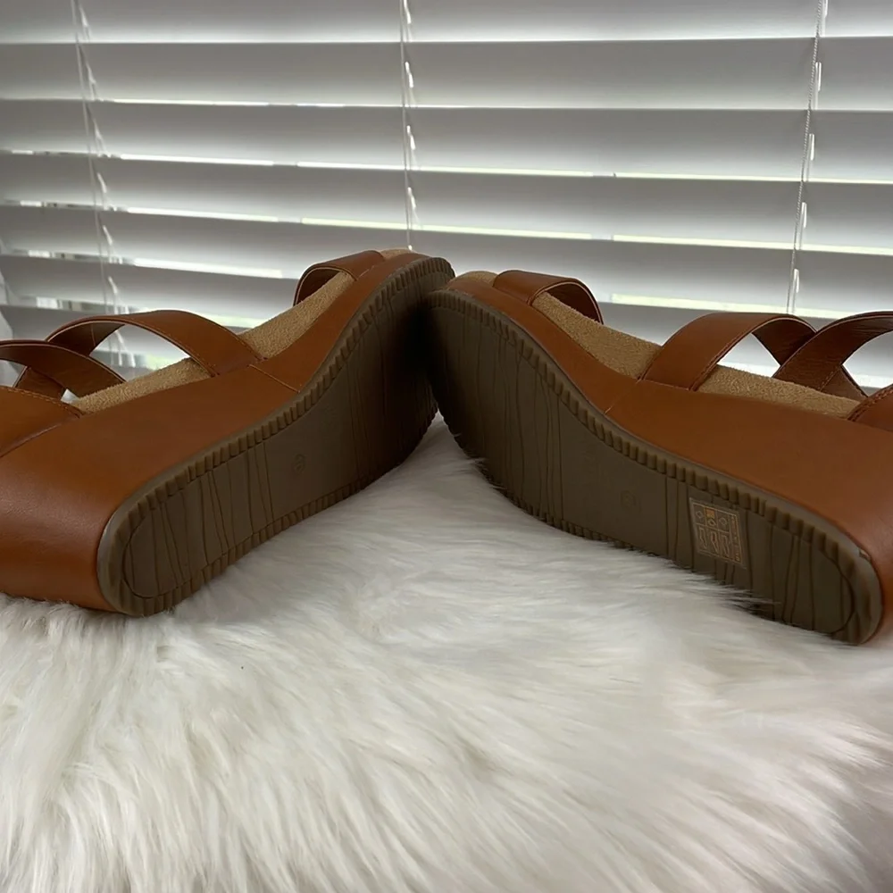 Dream Pairs Tan Wedge Sandals with Crisscross Straps 10